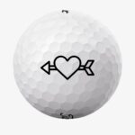 Golfbolde med kærlighedpil i hjerte