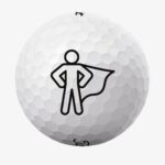 Golfbolde med kappeklædt mand